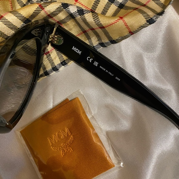 MCM NEW AUTHENTIC Sunglasses Made in Italy. Original Hard Case No Box - Picture 9 of 15